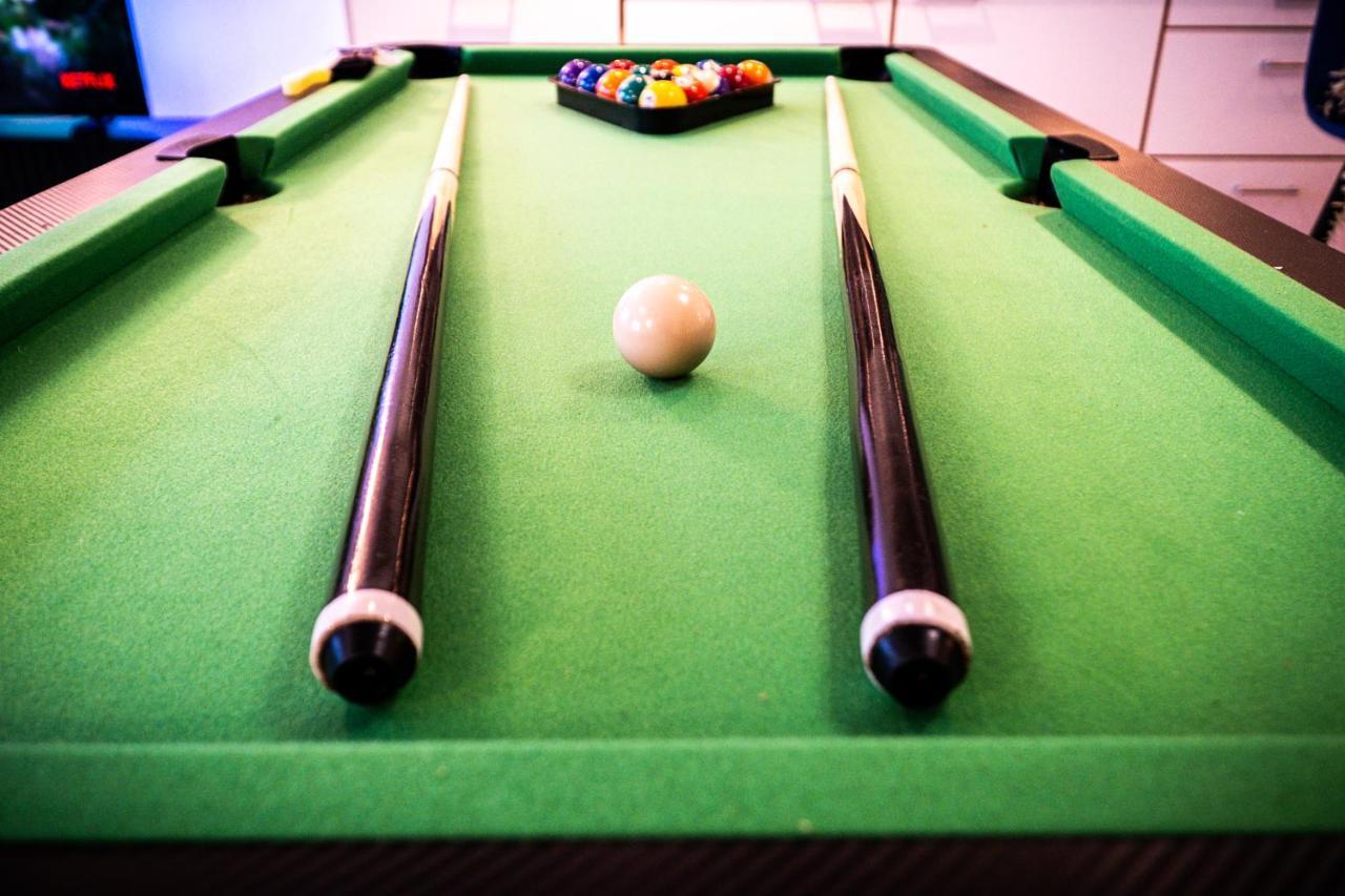 Snooker Table Apartment With 4 Beds And Free Parking Coventry Exterior photo